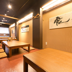 【2階】2階は6名様テーブル席が3卓。ゆったりとしたテーブル配置で、接待や会食、少人数の宴会に最適です。周囲を気にせず、会話を楽しみながら、季節の食材を使ったおばんざいや鮮魚のお造り、牛ヒレステーキなど、こだわりの料理をご堪能いただけます。