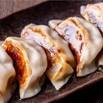 焼きたてがたまらない、ジューシーな肉と野菜が詰まった餃子☆パリッとした皮と旨味がたまりません。