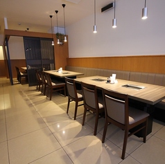 仕切りのない広々とした空間で、全員の顔が見渡せる一体感のあるご宴会が可能です。 会社のご宴会はもちろん、地域のお集まりや結婚式の二次会、スポーツチームの打ち上げなど、お店丸ごと貸切のプライベートな焼肉パーティを楽しみませんか？人数の増減やコース内容のご相談も柔軟に対応いたします。