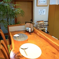 樹齢400年秋田杉の一枚板。職人技を間近に愉しむ特等席