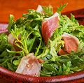 料理メニュー写真&nbsp;京鴨の燻し生ハムと春菊のサラダ