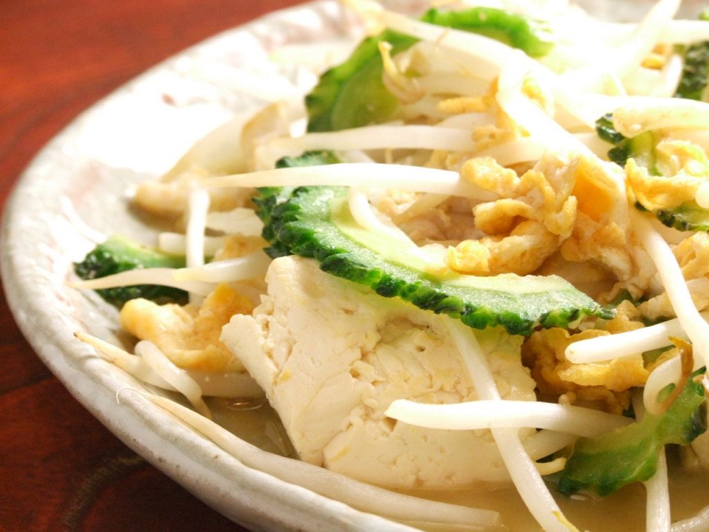 養老乃瀧自慢のオススメ料理！ビタミンCたっぷりのゴーヤチャンプルは、お店の人気メニューです。