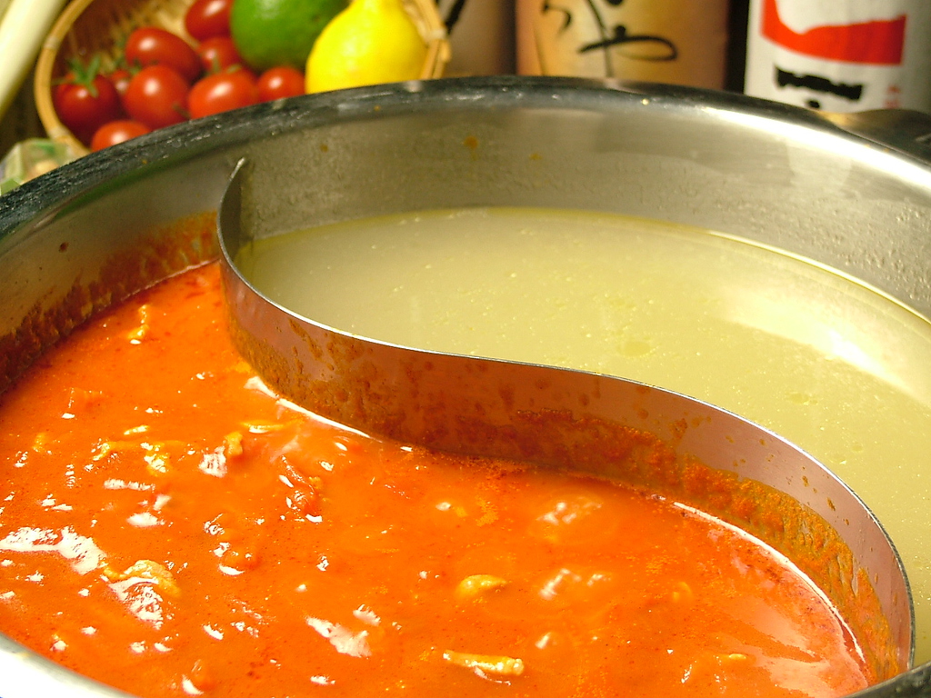 おお?!なんだこれ!!一度に二つのスープで楽しむお鍋が登場☆4種のスープからお好きな2味選んでね☆