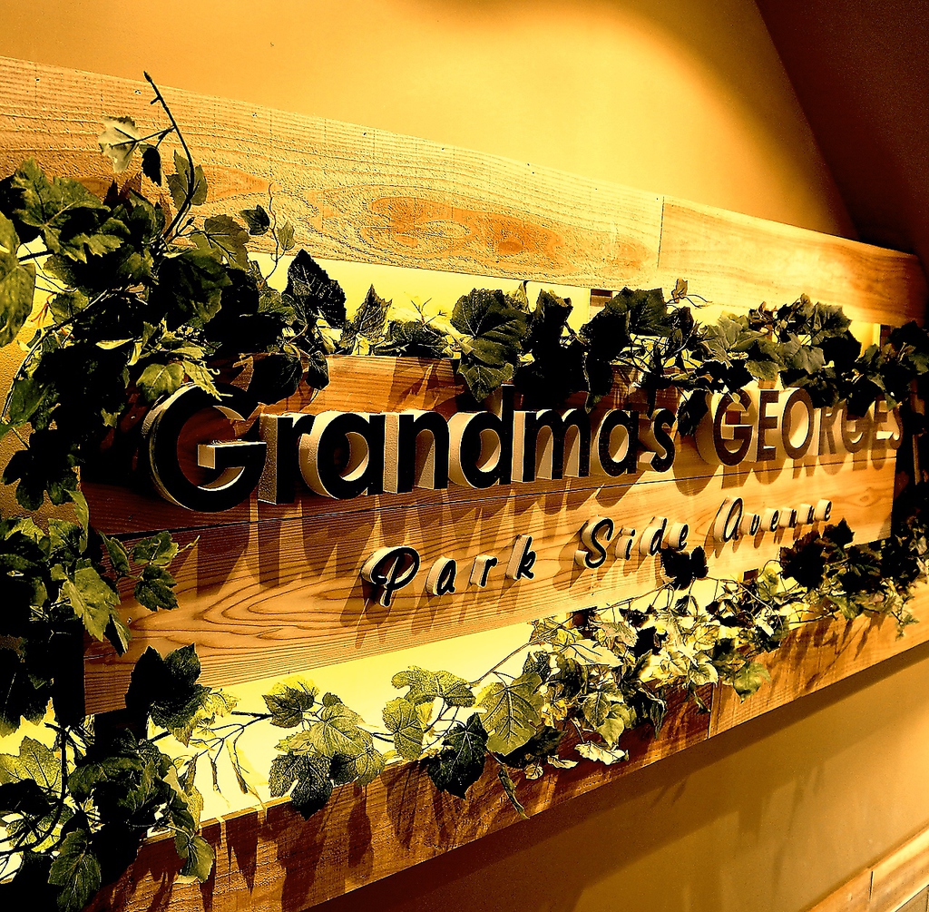 木と緑に囲まれた空間へようこそ♪階段orエレベーターを降りた先には開放的な空間が