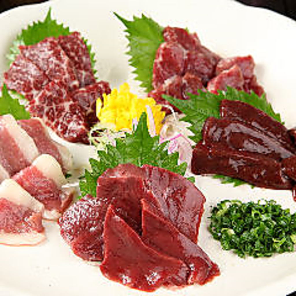 当店の人気メニュー「馬刺しの5点盛り合わせ」　2480円　霜降り、赤身、ハツ、レバー、フタエゴ！