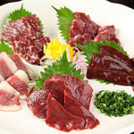 当店の人気メニュー「馬刺しの5点盛り合わせ」　2480円　霜降り、赤身、ハツ、レバー、フタエゴ！
