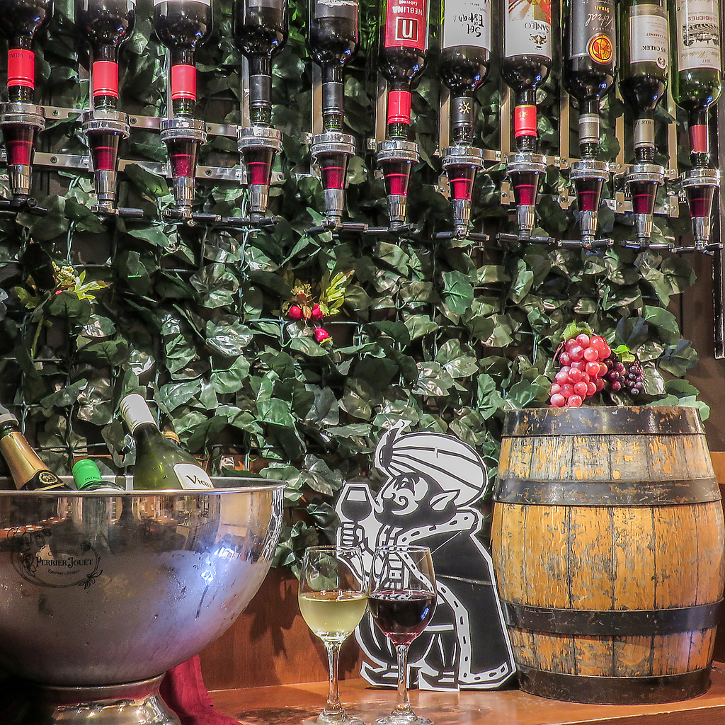 当店の単品飲み放題はコスパ最高◎100分飲み放題が980円~２階席にはワインビュッフェ有♪喫煙可能♪