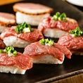 馬肉赤身・霜降り・ローストビーフ・鴨肉の4種を贅沢に盛り込んだ肉寿司8巻セット。食感も風味も異なる個性派ネタを食べ比べて、肉の奥深さを楽しめる逸品です。