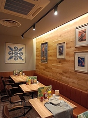 ゆったりソファー席を含むテーブル席は、広々としており、ご家族やご友人との賑やかなお食事に最適です。ベビーカーの入店も可能で、お子様と一緒でも安心。心ゆくまでハワイ料理をお楽しみいただける空間です。