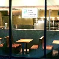 店内はもちろん、施設内の広場でも飲食OK