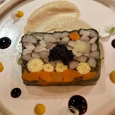見た目も鮮やかな当店名物「野菜のテリーヌ」をお届け