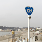 お店は国道134号線上にあります!!もちろん海が目の前です!!