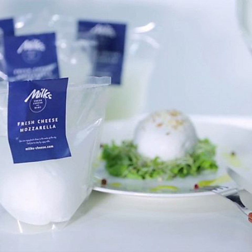 西尾市の酪牧場で飼育された牛の搾りたての生乳を牛舎近くの工房でチーズにして出荷しています。