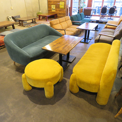 気取らずオシャレにいろんなテーブル＆いろんなイス＆いろんな照明でお出迎え致します。どこに座っても楽しめる空間を演出♪