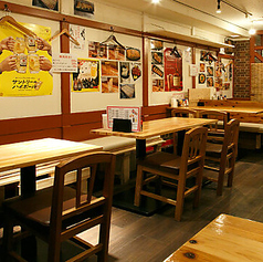 明るい木目のテーブルと椅子で統一された、清潔感あふれるテーブル席！お一人様から少人数でのご利用にぴったりです。活気ある店内で、美味しい料理とお酒をお楽しみください♪