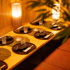 【4名～6名様テーブル】開放的な造りでゆったりとお過ごし頂けるお席となっています。お席のみのご予約も受付中！新宿駅徒歩1分！駅近で集まりやすい立地♪周りを気にせず楽しめる空間で、最高のひと時を過ごしてみませんか？