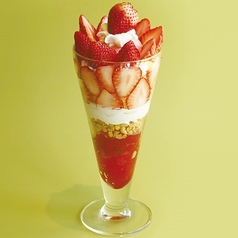 【期間限定2.17～4.15】苺の贅沢パフェ