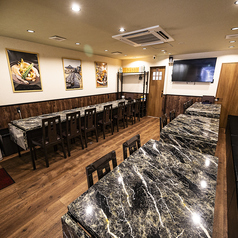 【別館】別館では20名様から最大30名様まで貸切利用も可能です!(要相談)会社の宴会や大人数の集まりに対応できるレイアウトで、テーブル席を組み合わせて柔軟に配置できます◎