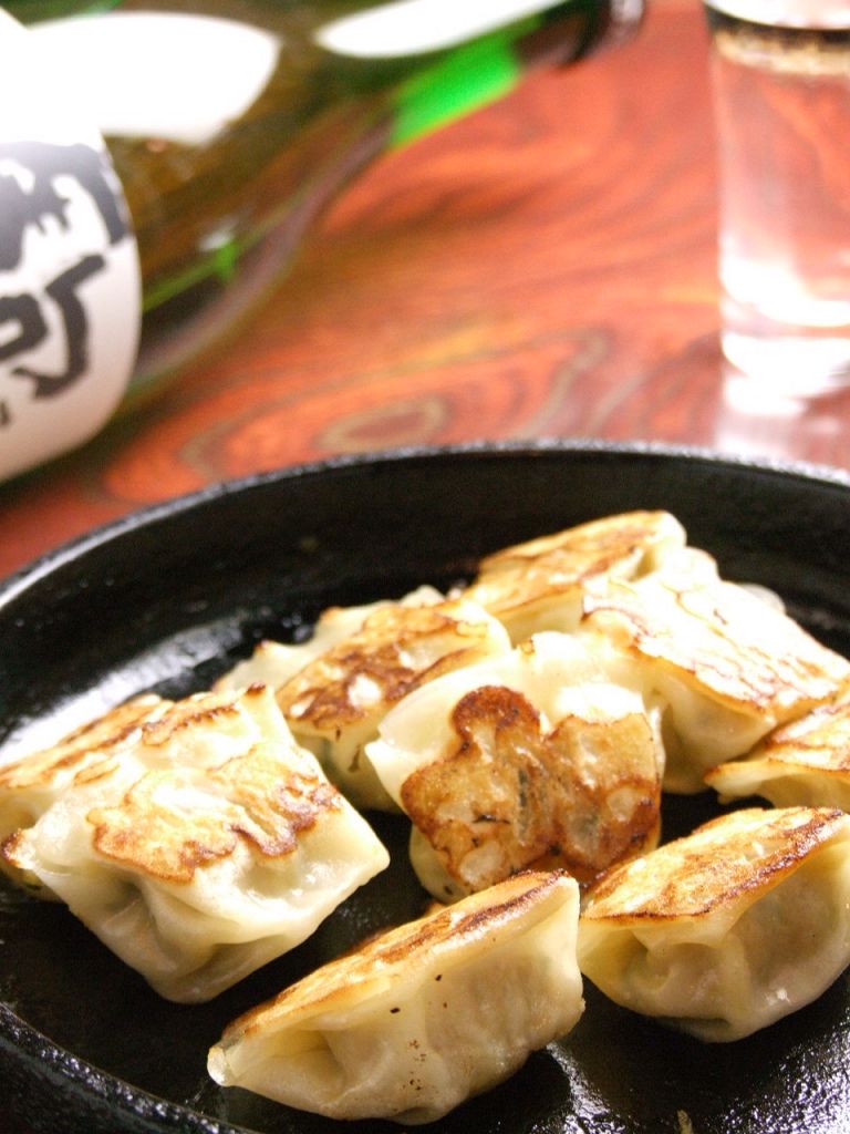 カリッカリの一口餃子は、ビールのオツマミに。アツアツの鉄板焼きで、とってもジューシーです。