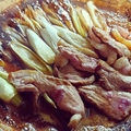 料理メニュー写真 京鴨ロース・もも肉と葱のすき焼き風陶板焼き玉子付き
