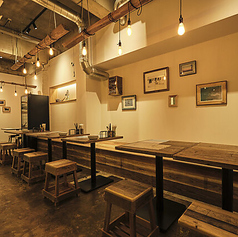 2名様掛けのテーブルを6卓ご用意しております。広々としていて、ぬくもりを感じられる木材のテーブルや椅子がおしゃれな空間を演出しています。