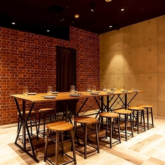 《完全個室》コースのご予約限定で8名（金、土、祝前日は10名）から20名様までお使いいただける完全個室です。17時から19時（21時に完全撤収をお願いしておりますので入り時間にご注意ください）までの入店が可能です。