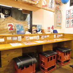 目の前で調理のライブ感が楽しめる特等席！お一人様や、飲んだ後の〆にも最適なカウンター席です。職人が真心を込めて作る一杯を、熱々のうちにサッと堪能できます。どなた様も気兼ねなく、ラーメンと向き合う至福のひとときをお過ごしください。