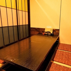 【掘りごたつ席｜6名様×2室】商談や接待など、大切なビジネスシーンに。扉と背の高い衝立でしっかりと仕切られたプライベート空間です。6名様まで利用可能。ゆったりと足を伸ばせる掘りごたつ席で、長時間のご商談やご会食でも疲れを感じさせずにお過ごしいただけます。