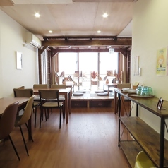 小さなお子様連れでも安心してお過ごしいただける座敷席がございます。子供用椅子も完備しておりますので、気兼ねなくご家族みなさまでお越しください。