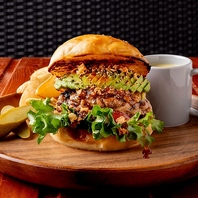 高加水110％の“飲める食パン”で作る本格バーガー