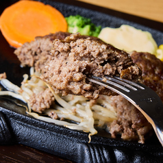 【黒毛和牛100％】高品質な国産黒毛和牛を贅沢に使用!!粗挽きで仕上がったハンバーグは肉肉しさ100点です!!の写真