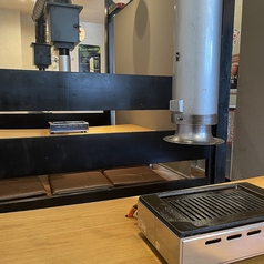 ゆったりと座れる席もご用意。ロールスクリーンをおろして、個室風にすることも可能です。
