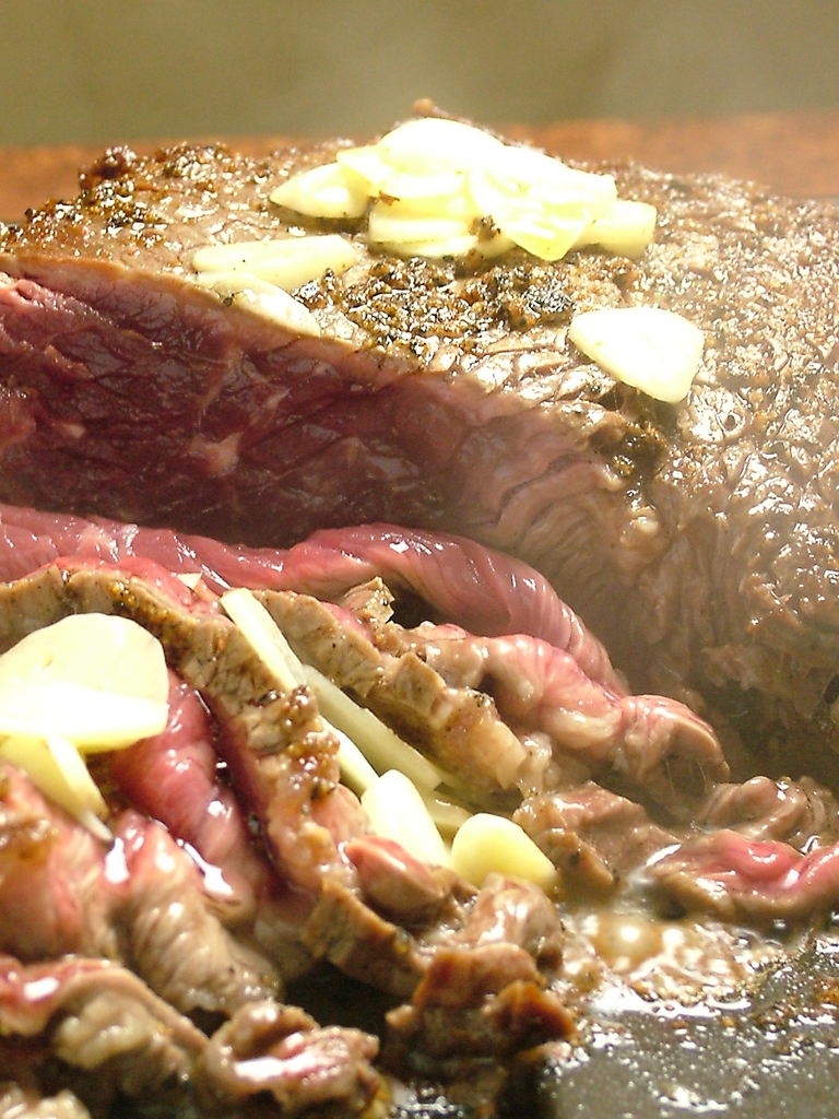 600g以上のボリューム満点ステーキはスタッフが目の前で豪快に焼いてくれます！