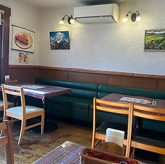 ソファー席の店内は、落ち着いた雰囲気の中でお食事をお楽しみいただけます。また、お一人様でも安心してご利用いただけるよう、1名様～ご案内可能となっております。お仕事帰りに、ご友人とのお集まり、ご家族でのお集りや、お仲間とのお時間など、お気軽にご来店頂けるお店になっております。