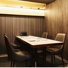 2名様から使える個室テーブル席が２つ、4名様までで使えるテーブル席が11つご用意しております。少人数の普段の食事から小希望の宴会、飲み会にも幅広くご利用ください。