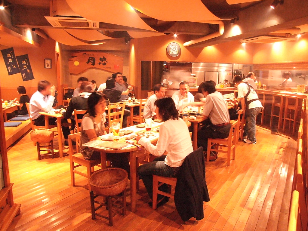 ゆったりと寛げるお座敷は20席、テーブル席は26席までです。