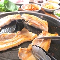 いい感じに焼けてきたら、韓国の焼き肉ならではのハサミでカット！食べやすい１口サイズに切り分けます・・・
