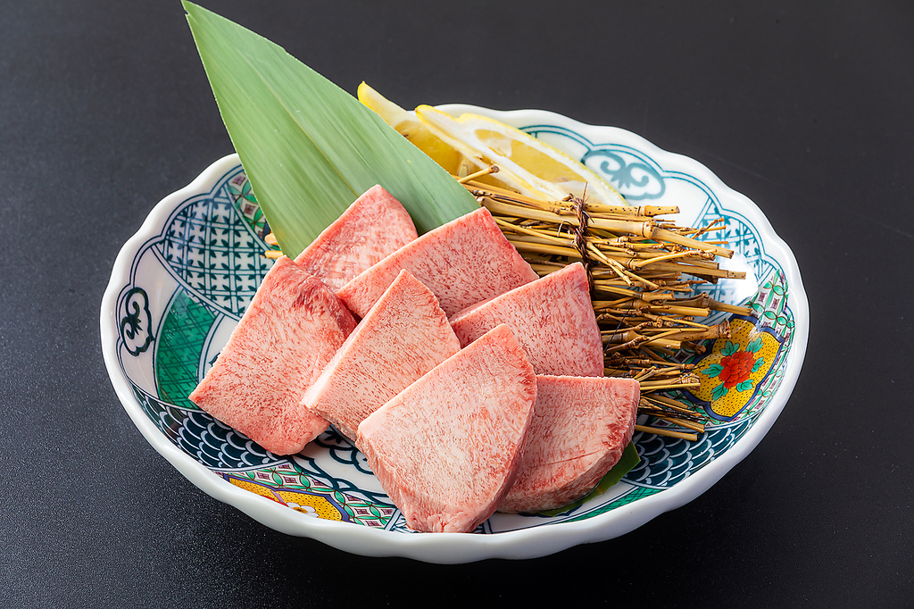 『タン塩1390円(税込)』を始め、『ねぎタン塩1590円(税込)』や『厚切り上タン塩2190円(税込)』ご用意