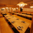 広々とした木の温もり感じる空間を貸切って特別な宴会を！大人数でもゆったり座れるテーブル配置で、会社の宴会・歓送迎会・打ち上げ・同窓会にもピッタリ◎♪優しい照明と木の温もりに包まれながら、自慢の創作料理と美味しいお酒を囲んで盛り上がれます！貸切なら周りを気にせず、お客様だけで気兼ねなく楽しめます！