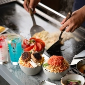 【自慢のだしもんじゃ】創業三百余年の鰹節専門店「にんべん」のだしを使用した【三種の魚介だし】、三種の魚介だしに秘伝のちゃんこだしを合わせた【両国発祥 ちゃんこだし】、にんにくローストとアンチョビを掛け合わせた【洋風創作だし】など、「だし」にこだわった本格もんじゃを『もんじ』でお楽しみいただけます。