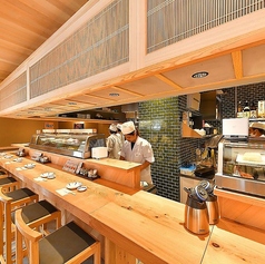 職人の繊細な技を間近に眺めながら、ひとりでじっくりと味えるカウンター席もご用意しております。