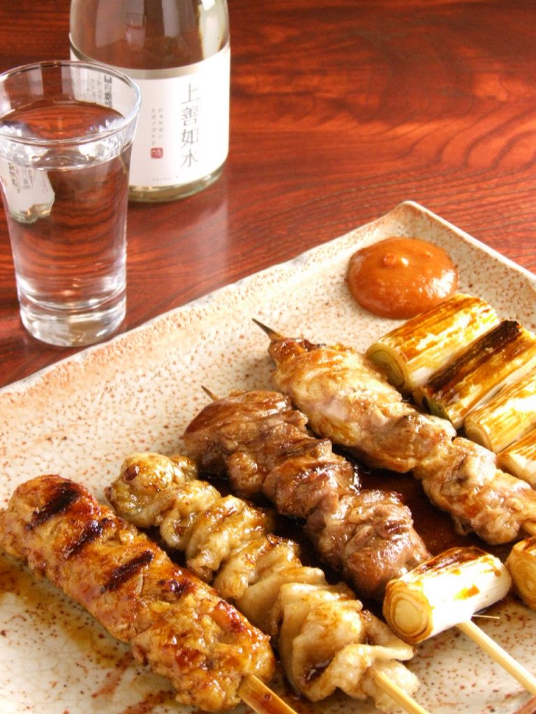 お好みでいろいろと楽しめる、串焼盛り合わせ。つくね・鳥皮・・・盛りだくさんの一品です！