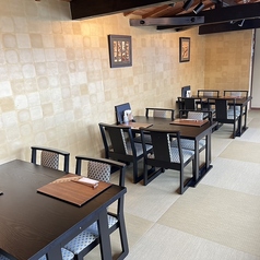 2人～4名様用のテーブル席。グループ利用に嬉しいテーブル席がございます。少人数から大人数までその日のシーンに合わせてご利用いただけます。