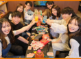 無制限飲み放題プランをご用意しております！お料理はお好きなものをお選びいただけますアルコールもご提供しておりますので是非ご来店ください！貸切パーティー女子会誕生日記念日。ダーツやカラオケもあり、仲間とワイワイ楽しめる！