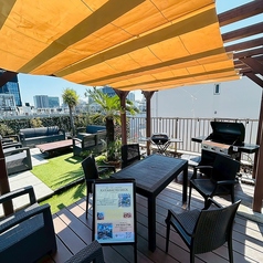 日差し除け雨除け付きのお席がございます。