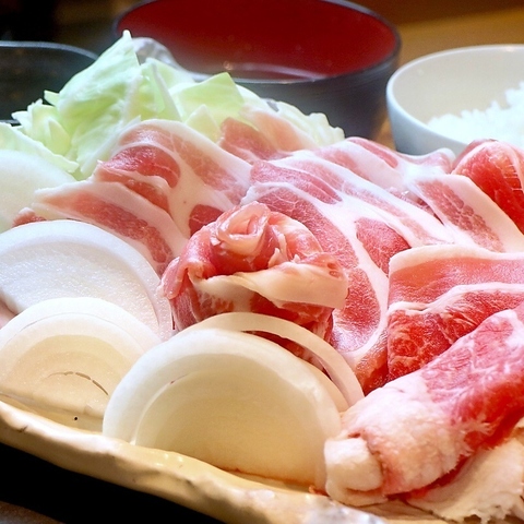 豪快にお肉を頬張る！ホルモンと野菜の鉄板焼きをお楽しみください。