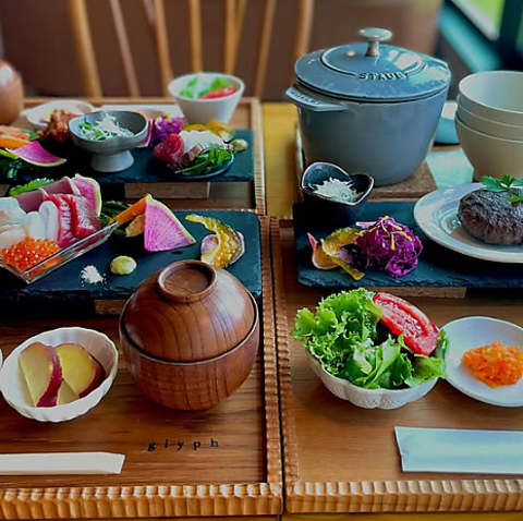 SNS映えするようなインテリア、新鮮な地元の素材を使ったメニューが楽しめるcafeglyph