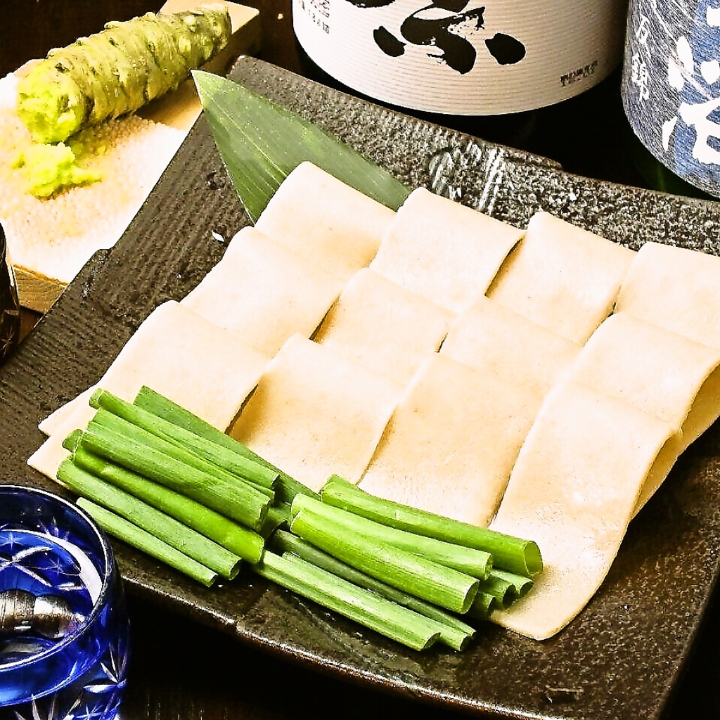 蕎麦出汁を使用した蕎麦屋ならではの一品料理は、風味豊かでお酒もすすむ味♪