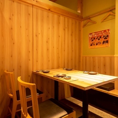 【テーブル席　2～4名様】少人数からグループでのご利用に最適なテーブル席です。友人とのサシ飲みやデート、仕事終わりの飲み会など、幅広くお使いいただけます♪