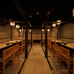 ［80名様］広々とした店内は大人数でも移動しやすく、宴会、懇親会、歓送迎会など、多彩なシーンに柔軟に対応します。お席に関するお問い合わせや下見も承ってますのでお気軽にご相談ください。